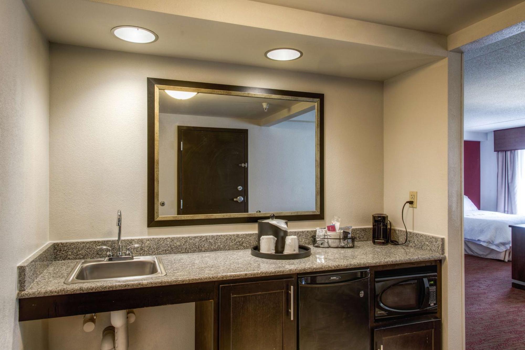 Hampton Inn & Suites Detroit/Airport Romulus Ngoại thất bức ảnh
