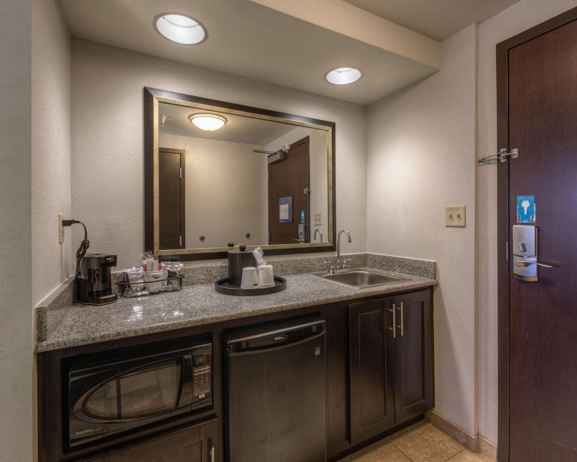 Hampton Inn & Suites Detroit/Airport Romulus Ngoại thất bức ảnh