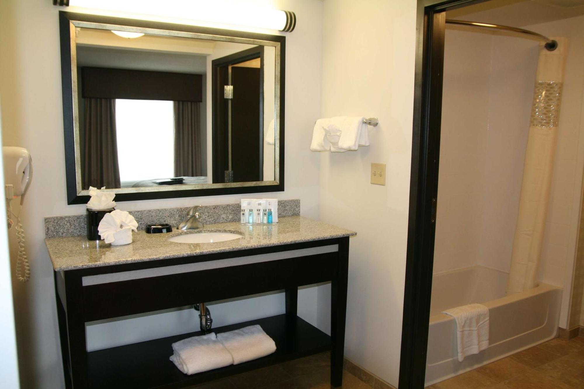 Hampton Inn & Suites Detroit/Airport Romulus Ngoại thất bức ảnh
