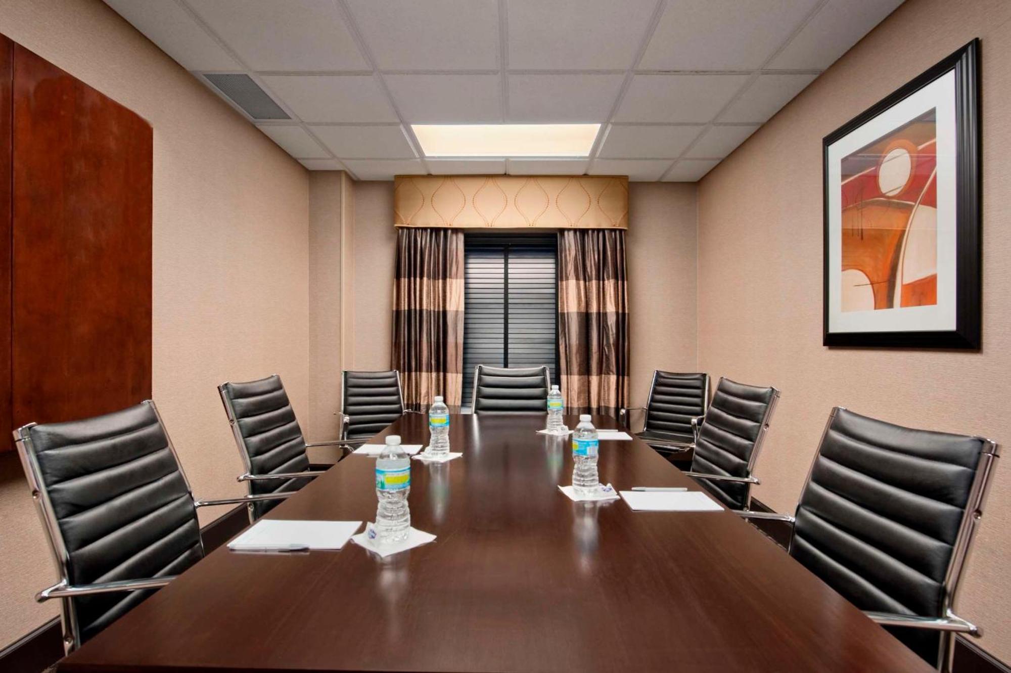Hampton Inn & Suites Detroit/Airport Romulus Ngoại thất bức ảnh