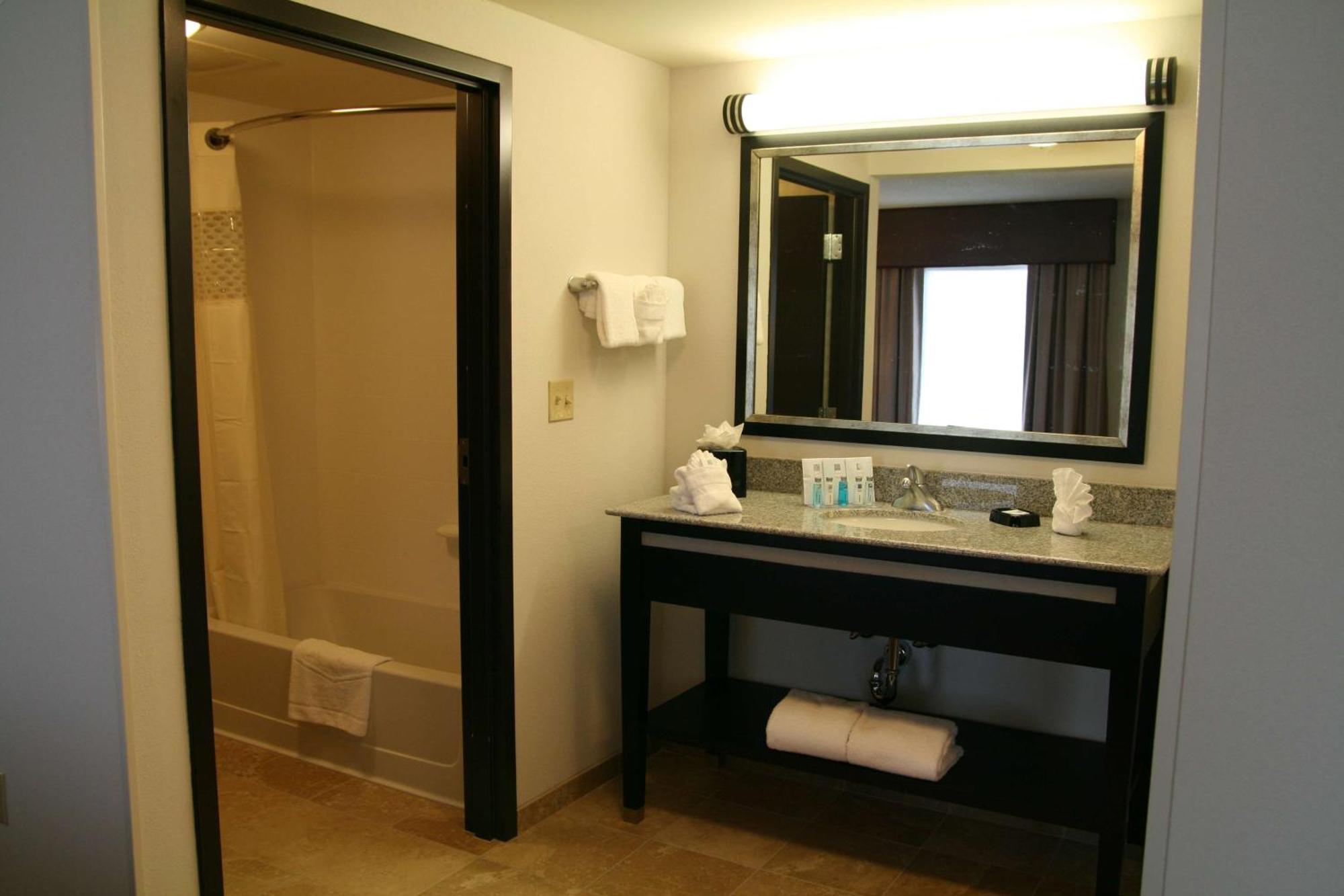 Hampton Inn & Suites Detroit/Airport Romulus Ngoại thất bức ảnh