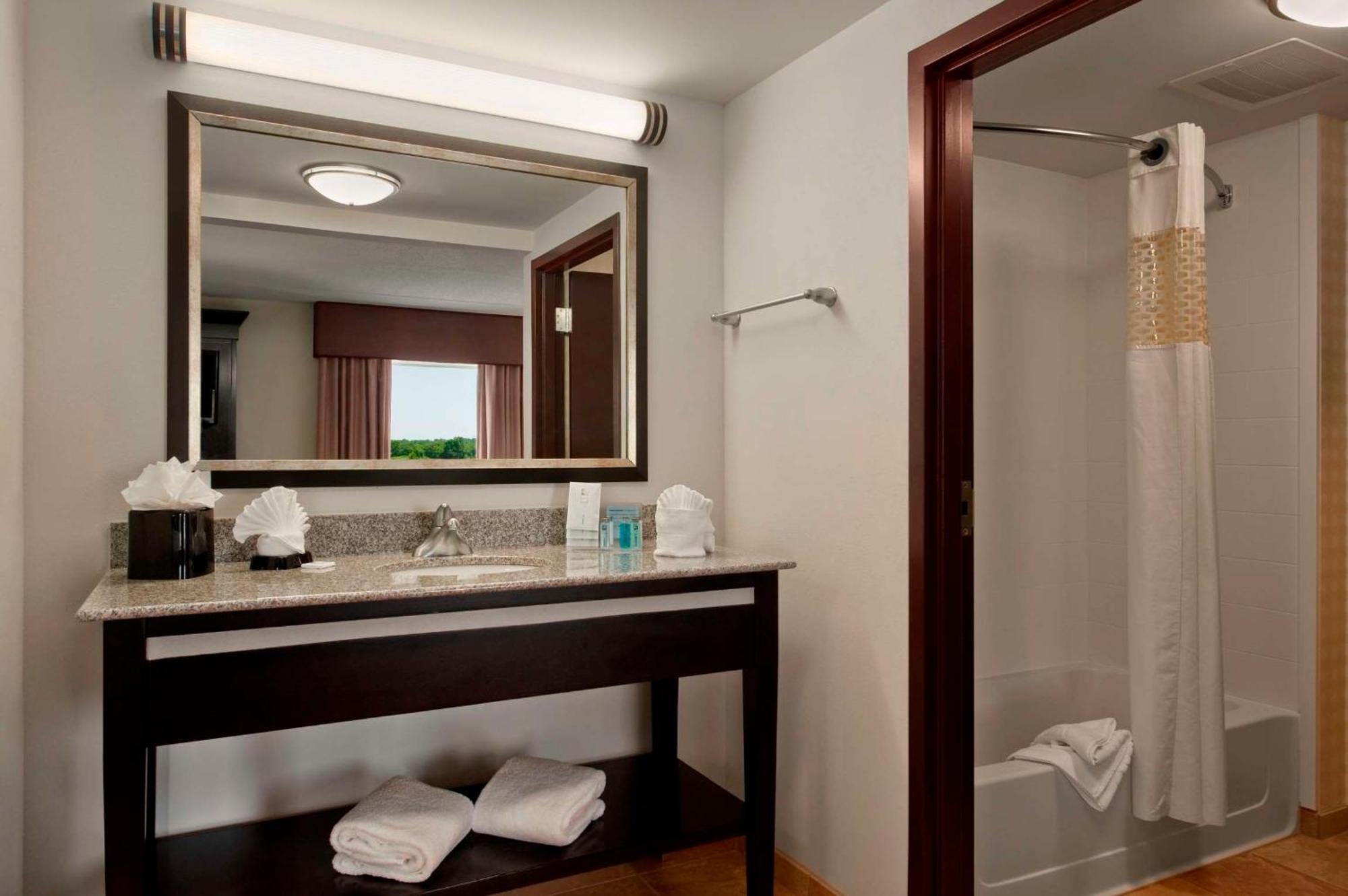 Hampton Inn & Suites Detroit/Airport Romulus Ngoại thất bức ảnh