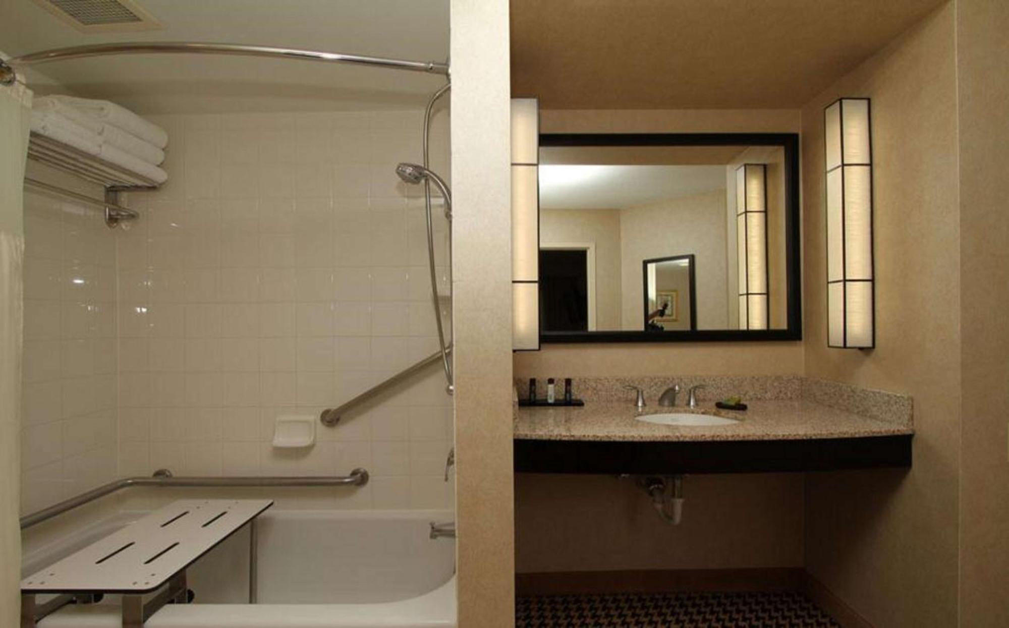 Hampton Inn & Suites Detroit/Airport Romulus Ngoại thất bức ảnh